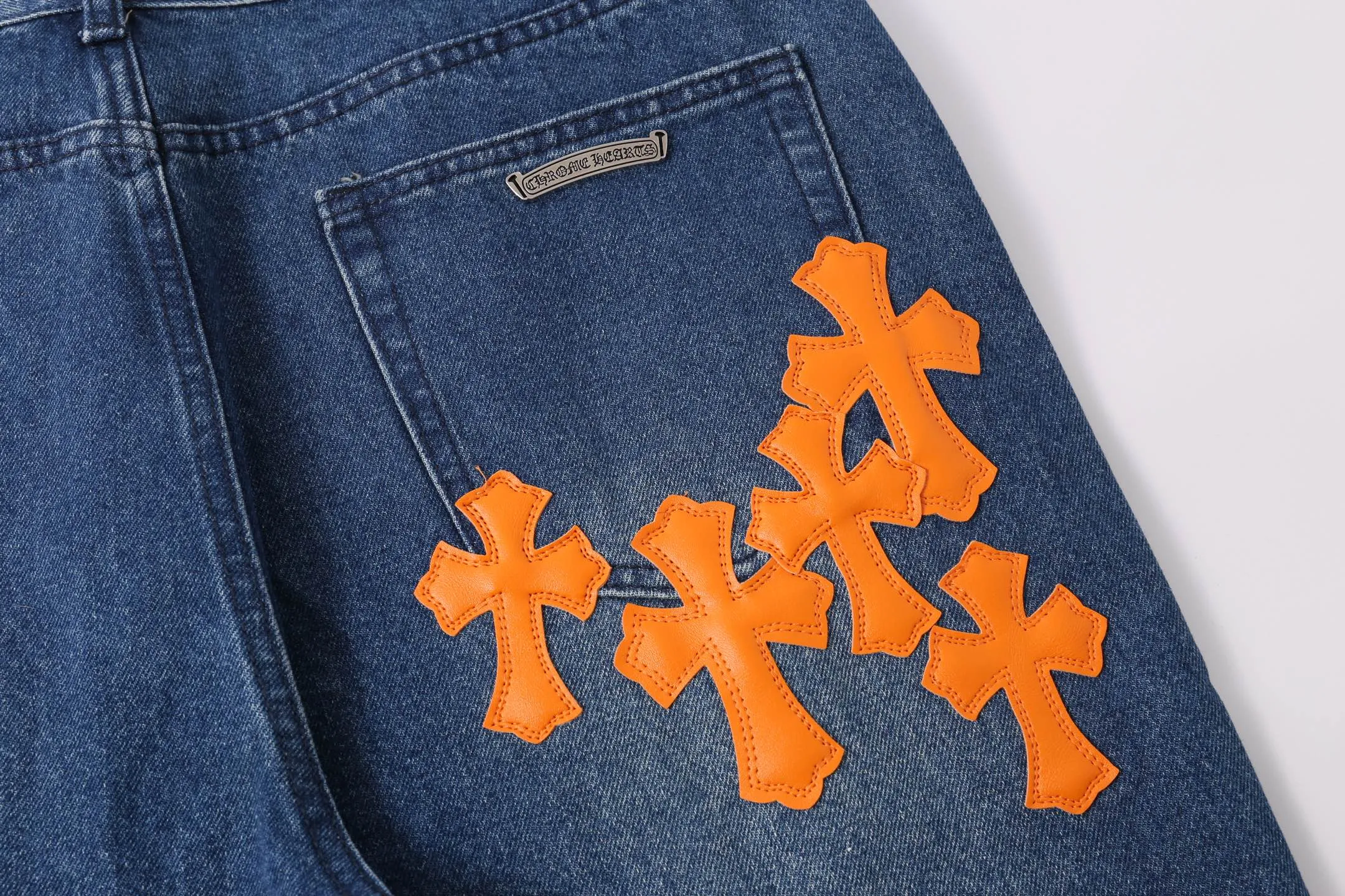 P260 Style No.: H880 Chrome Heart & Chrome Heart Blue Pants Orange Peel Metal Cross Patch Leather Jeans ChromeHearts# Design Jeans Invincible Texture Ceiling-Level Jeans Hard to Find at the Counter‼ ️ Cross patchwork leather jeans, top-notch heavy-duty washing process, calfskin laser-cut cross, distressed silver hardware, straight version to make the upper body slimmer, that lesbian style Color: blue Size: 28-30-32-34-36